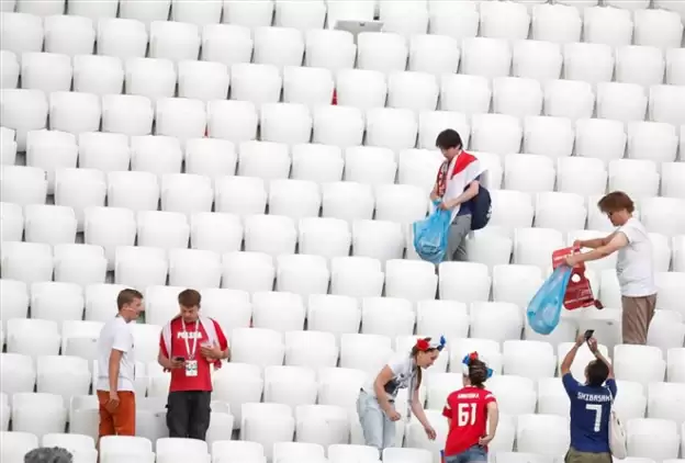 Japon taraftarlar, Polonya maçının ardından tribünleri temizledi