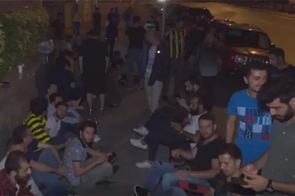 Fenerbahçe taraftarları kombine için geceden sıraya girdiler!