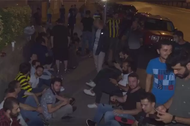 Fenerbahçe taraftarları kombine için geceden sıraya girdiler!