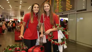 A Milli Kadın Voleybol Takımı'na coşkulu karşılama