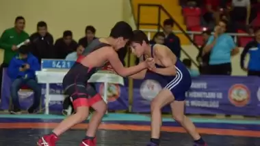 Genç güreşçiler İstanbul'da mindere çıktı