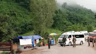 Tayland'da mağarada mahsur 12 çocuk ve antrenör kurtarıldı