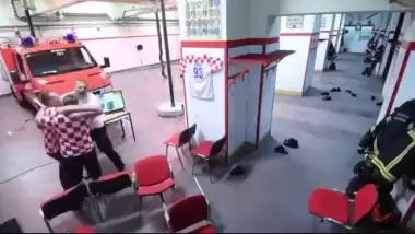 Video - Hırvat itfaiyeciler maçı bırakıp göreve koştular! 