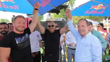 İsmail Balaban ve Recep Gürkan'dan yağlı parmak güreşi