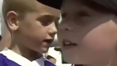 Video - 7 yaşındaki Griezmann, Zidane ve Henry'den imza alıyor