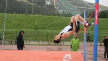 Erzurum'daki yağmur atletlerin hızını kesmedi