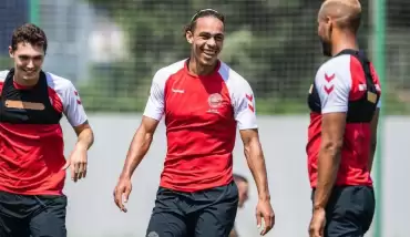 Poulsen'den ilginç tweet: 'Her futbolcunun kollarını kesmesi gerek.'