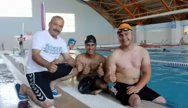 Engelliler yüzmeyi eğlenerek öğreniyor...