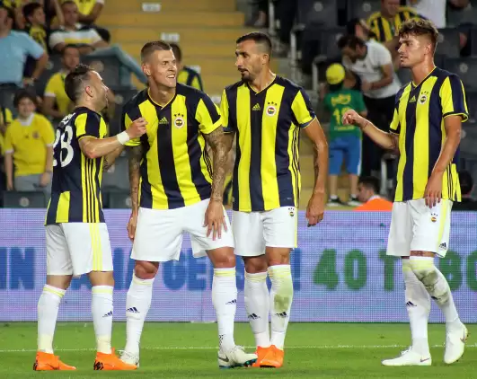 Fenerbahçe umut verdi ! Feyenoord 3-0'dan geri geldi...