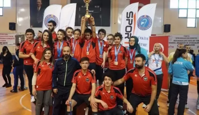 Bakan Kasapoğlu, işitme engelli badmintonculara tebrik