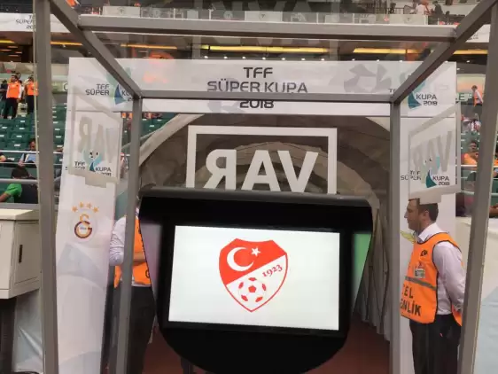 Süper Kupa maçına VAR sistemi damga vurdu! Cüneyt Çakır'ın kararı...