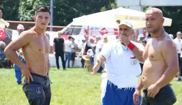 Er meydanında hem antrenörü hem de rakibi 