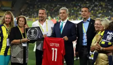 Lefter Küçükandonyadis’in ailesine plaket verildi