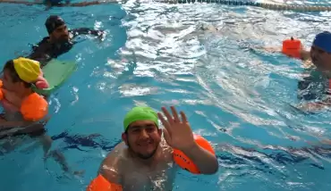 Engelli çocuklar havuzda sosyalleşiyor