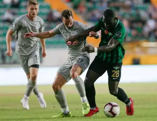 Akhisarspor, Rizespor karşısında 1 puanı 10 kişiyle kurtardı