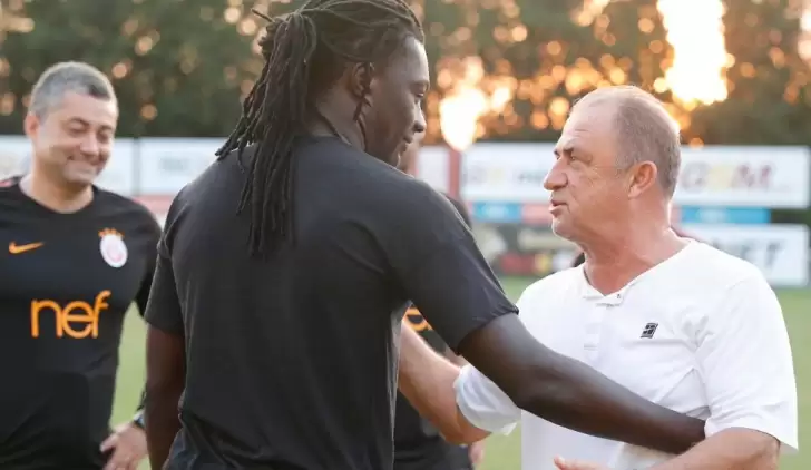 Bafetimbi Gomis, takım arkadaşları ve kulüp çalışanları ile vedalaştı