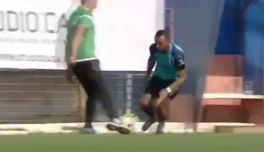 Video - Teknik direktör, maç oynanırken rakip futbolcuya faul yaptı ve ...