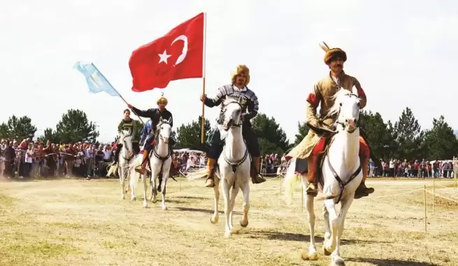 29. Geleneksel Atatürk ve İstiklal Kupası At Yarışları yapıldı!