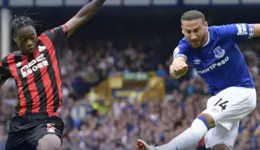 Cenk Tosun'un takımı Everton sahasında takıldı