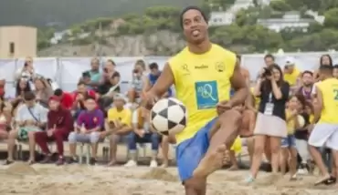 Video - Ronaldinho, bu kez şovunu sahilde yaptı