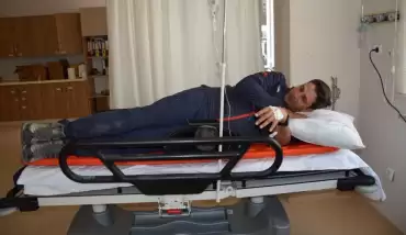 İranlı sporcu yamaç paraşütüyle tarım arazisine düştü