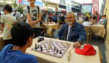 Samsun’da sokak ortasında satranç etkinliği