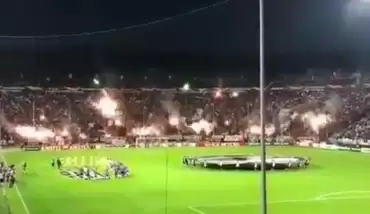 Video - PAOK tribünlerinden meşale şov