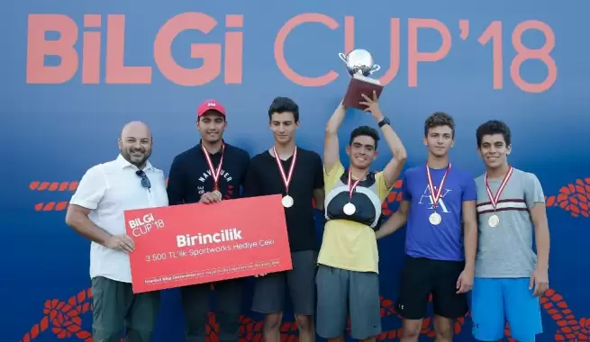 BİLGİ Cup’18 birincilik kupasını Özel Saint-Joseph Fransız Lisesi aldı