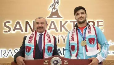 Sancaktepe Belediye Başkanı Erdem, dünya şampiyonu güreşçiyi kabul etti