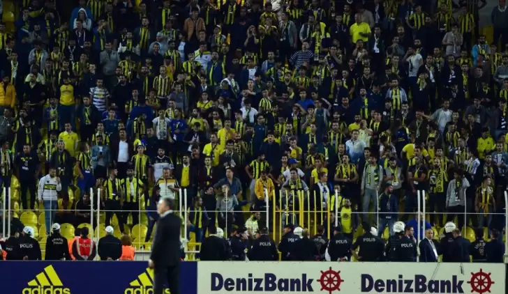 Fenerbahçe taraftarı tribünü terk etmedi! Cocu ve futbolculara tepki...