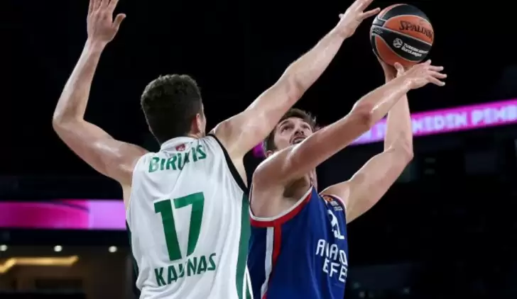 Anadolu Efes ilk mağlubiyetini aldı