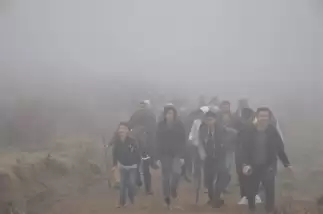 744 metre yükseklikteki Dinek Dağı’na yürüdüler