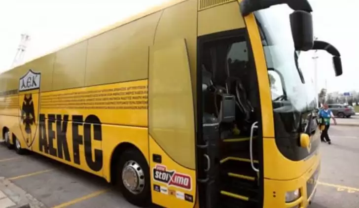 AEK takım otobüsünün üzerinde Türkiye'den isimler