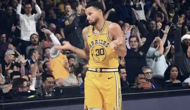 Stephen Curry'den üç çeyrekte 51 sayı!