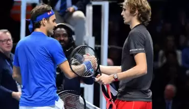 Alexander Zverev, İsviçreli Roger Federer'i 2-0 yenerek ilk finalist oldu