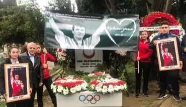 Naim Süleymanoğlu, mezarı başında anıldı