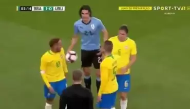 İki yıldız birbirine girdi! Cavani, Neymar...