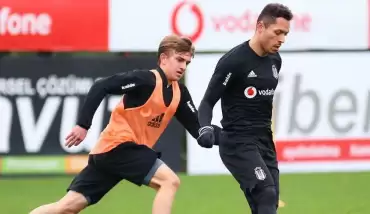 Beşiktaş'ta Adriano 11'e dönüyor