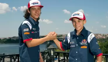 Milli motosikletçiler Can ve Deniz Öncü kardeşler, Dünya Gençler Şampiyonası'nda piste çıktı