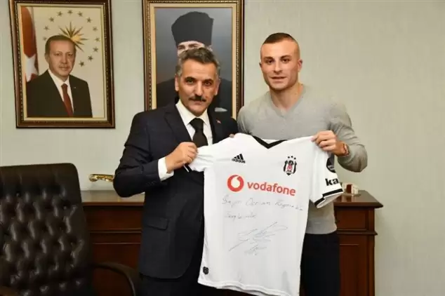 Gökhan Töre, Vali Kaymak’a imzalı formasını hediye etti