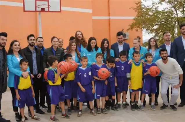 Kadın basketbolcular kırsal okullarda top dağıtıyor