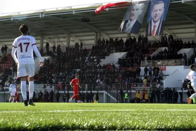 Ardahan 80. yıl Şehir Stadyumu’nun açılışı yapıldı