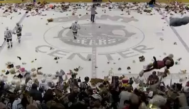 Video - Tribünlerden ayıcık yağdı