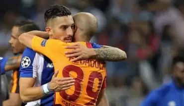 Galatasaray taraftarlarından Alex Telles'e jest!