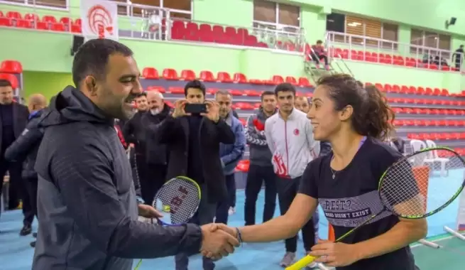 Hamza Yerlikaya, badmintoncularla antrenman yaptı