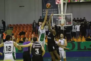 Akhisar Belediyespor, konuk ettiği Socar Petkim Spor’u 84-77 yendi