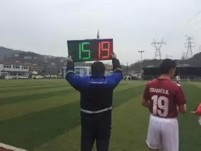 Amatör maçta 3 bin TL değerinde ışıklı tabela kullanıldı