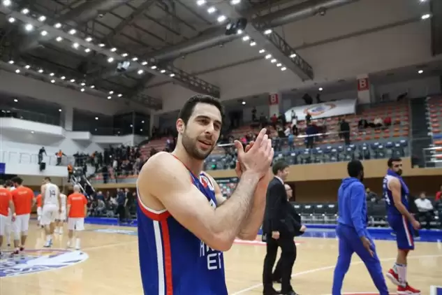 Anadolu Efes, deplasmanda İstanbul Büyükşehir Belediyespor'u yendi