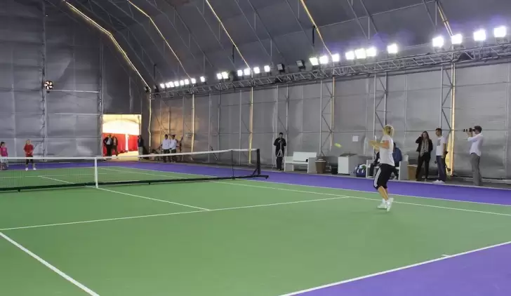 Caroline Worzniacki, U12 şampiyonu Belis Saran ile tenis maçı yaptı