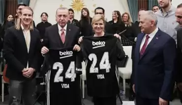 Vida, Cumhurbaşkanı Erdoğan İle Hırvatistan Cumhurbaşkanı Kitaroviç’e Beşiktaş forması takdim etti 